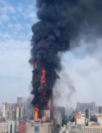 长沙市区电信大楼发生大火,浓烟滚滚